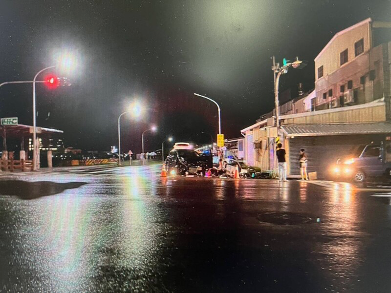 小轎車逆行撞電線桿   駕駛酒駕受傷送醫