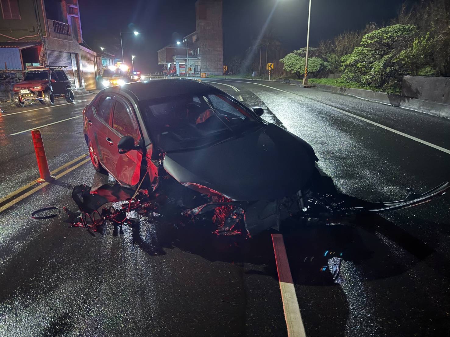 25歲男子大武路段「自撞民宅花圃」車頭全毀 