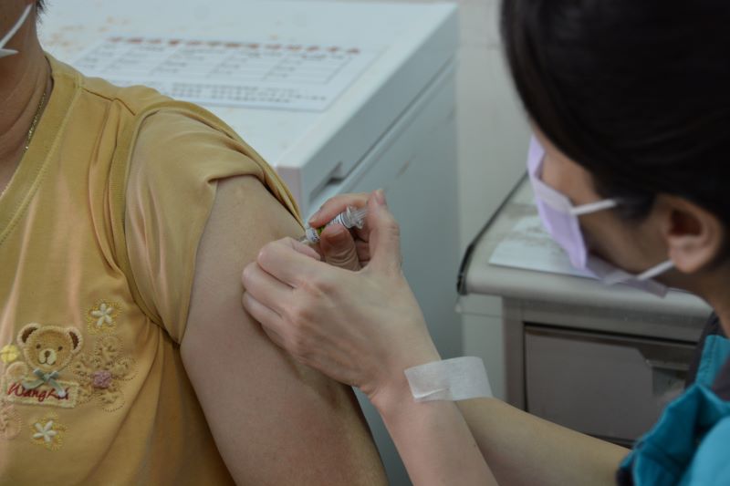 入秋「最強冷空氣」來襲! 呼吸道傳染病恐升溫 請接種流感、新冠疫苗 降低重症、死亡風險