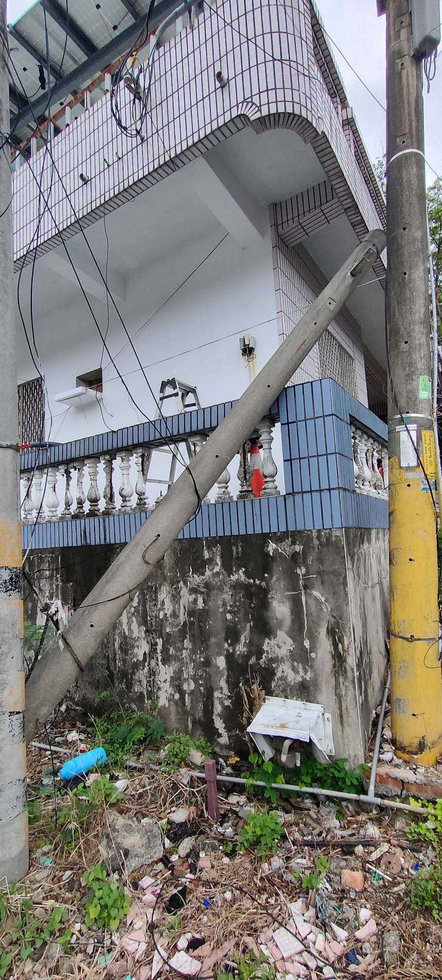 傾倒電桿造成民宅損壞，架設單位不明難以究責
