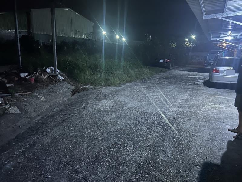 男女吵架 男開車、女擋車 女被撞倒