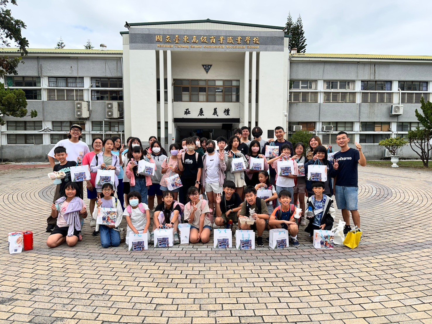 「好蛇成雙」體驗彩繪蛇寶寶公仔，東商廣設東大附小大手牽小手