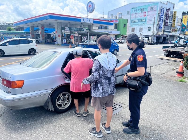 迷途老嫗疑似熱暈,巡警關切協助返家