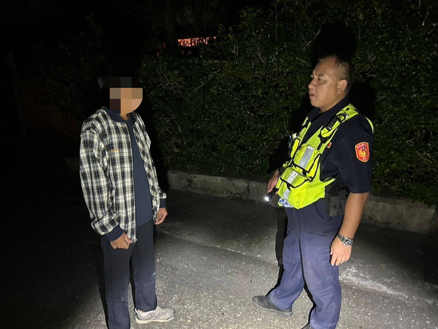 國中生校內闖禍怕父母責罵 天冷暗夜「躲藏」　幸海端巡警眼尖發現平安尋回 