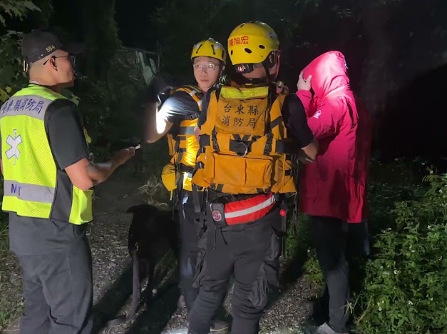 男子遛狗受困沙洲　警消救援幸無大礙