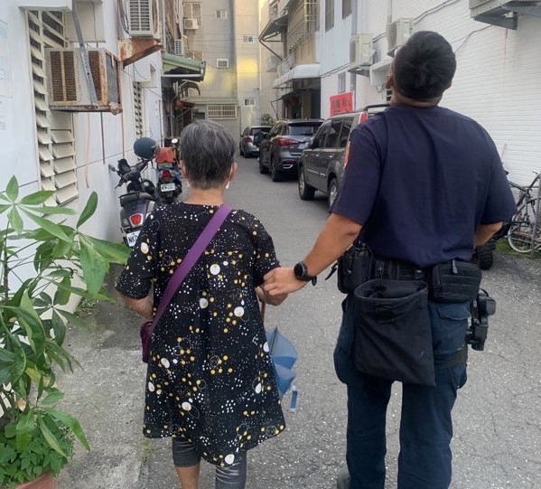 老嫗外出散步迷途　警方關心助返家