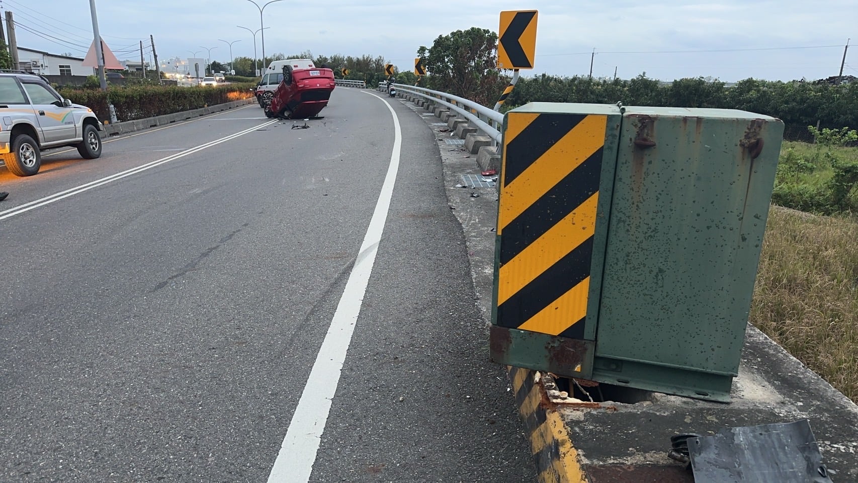 擦撞撞電箱    自小客車整輛翻覆