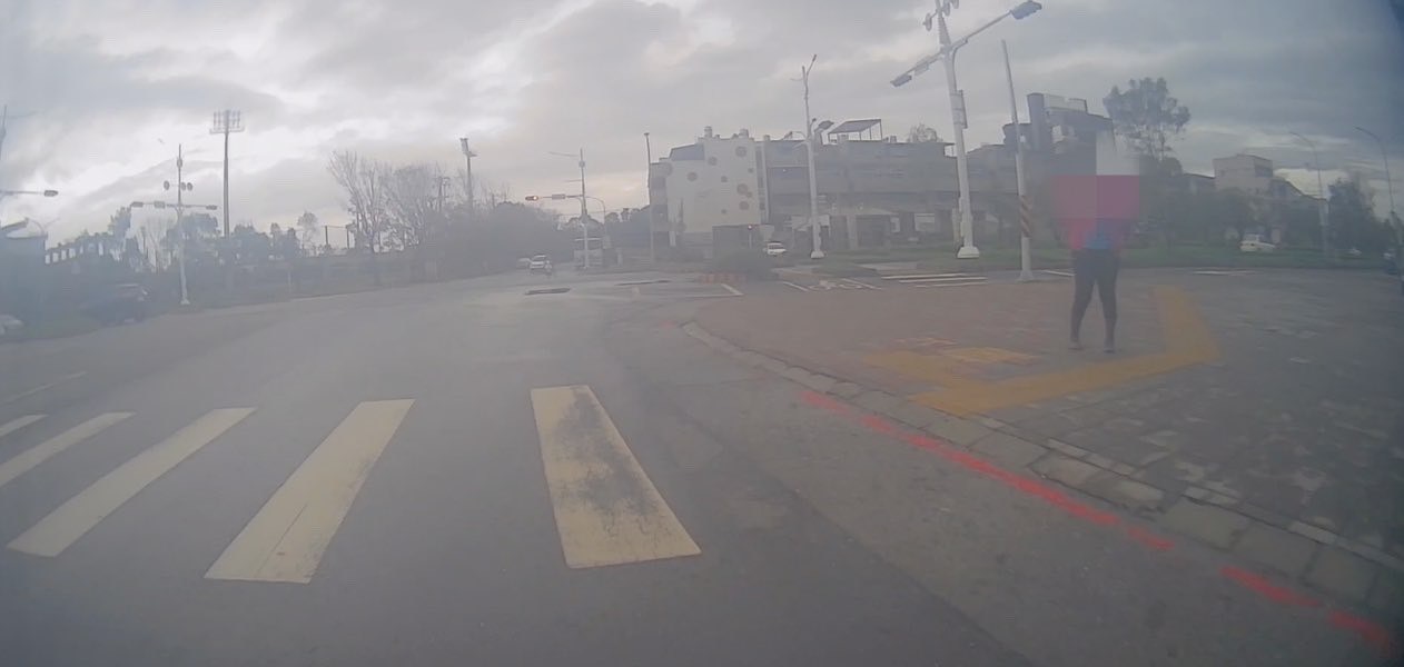 車輛陷泥濘動彈不得  警暖心協助救援