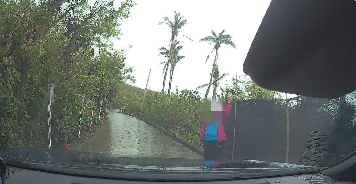 車輛陷泥濘動彈不得，警暖心出手協助救援