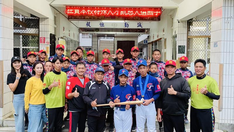 U12亞洲少棒賽再奪金 饒慶鈴贈紅榜恭賀2名小將
