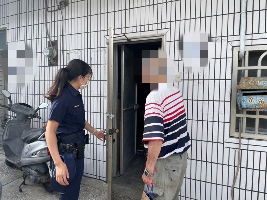 老翁騎單車體力不支，警民合力幫忙助返家