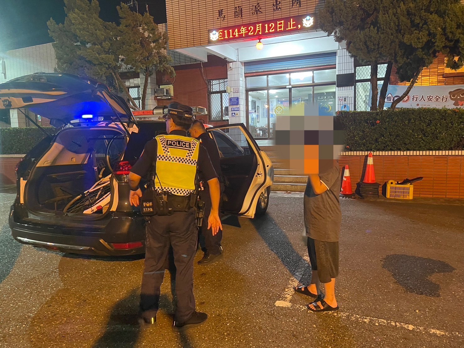 國小童外出買餐點迷路，警察秒變暖父護送返家