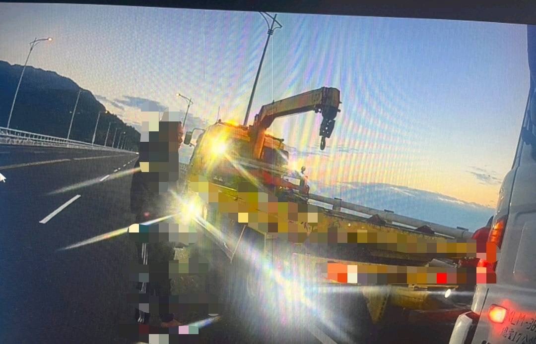 聯結車引擎漏油無法動彈    警協助排除