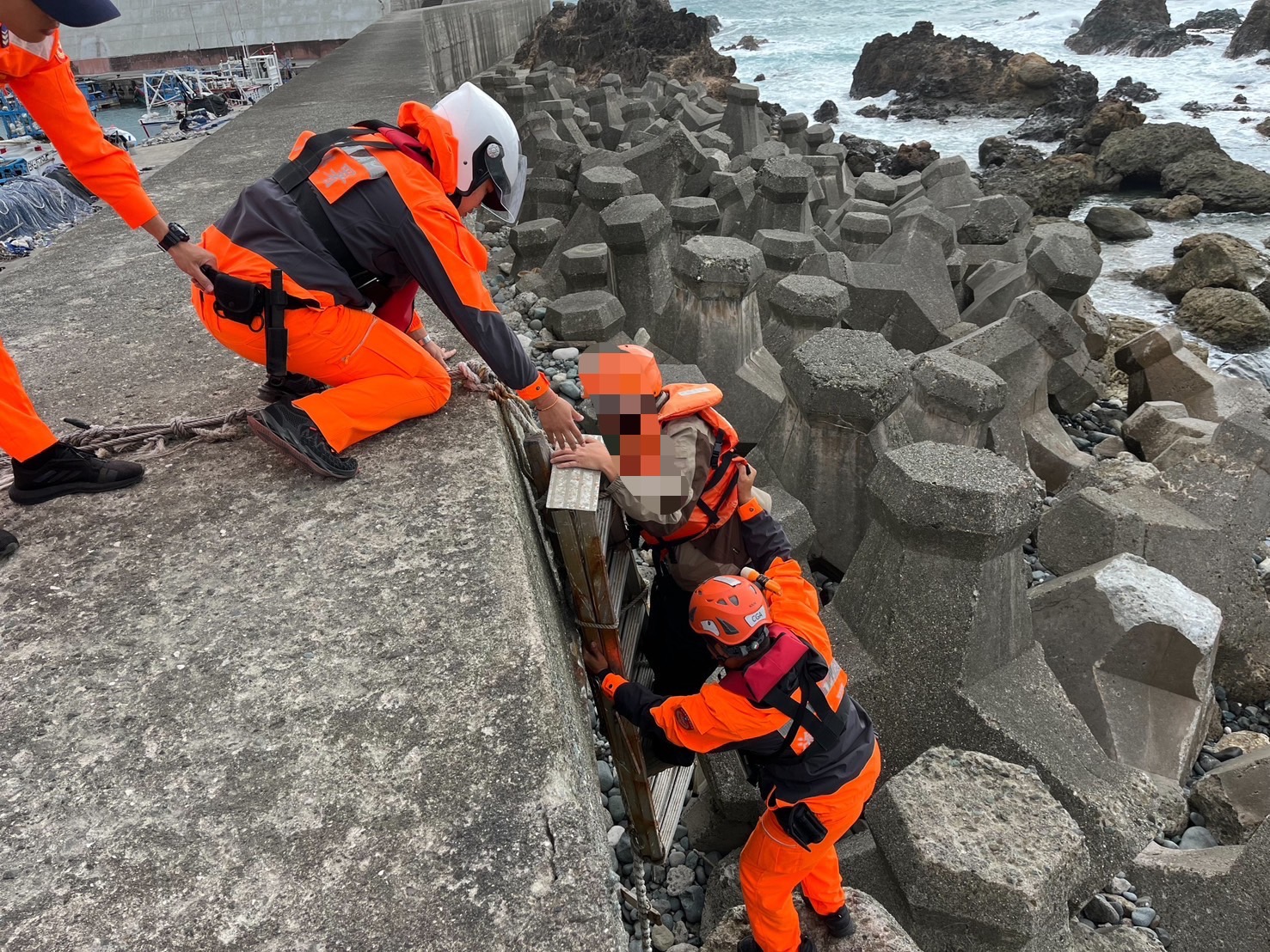 男子撿鞋子困海堤消波塊 海巡即刻救援