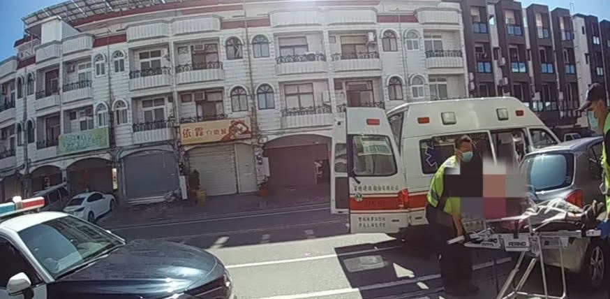 老婦外出迷路又身體不適，警方協助就醫並連繫家屬