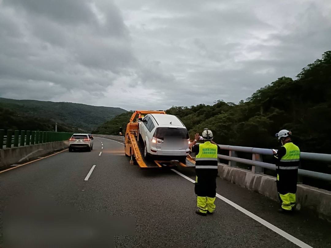 車輛爆胎卡高架橋   員警熱心協助排除