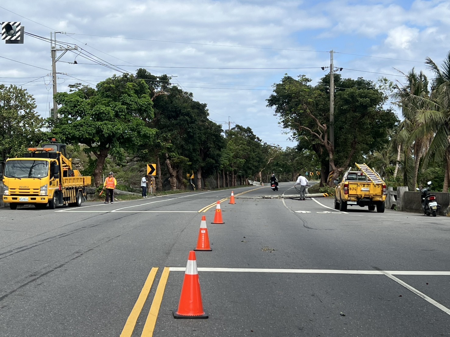 車輛勾斷電線桿    幸無人員受傷