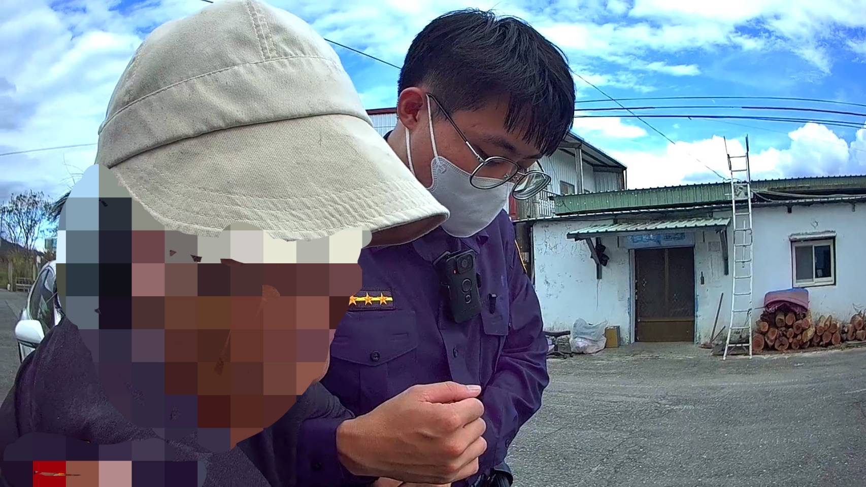 7旬嬤舊疾復發無助坐路旁    暖警「神救援」護送平安返家