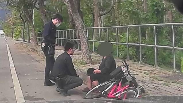 7旬嬤舊疾復發無助坐路旁，池上警「神救援」護送平安返家