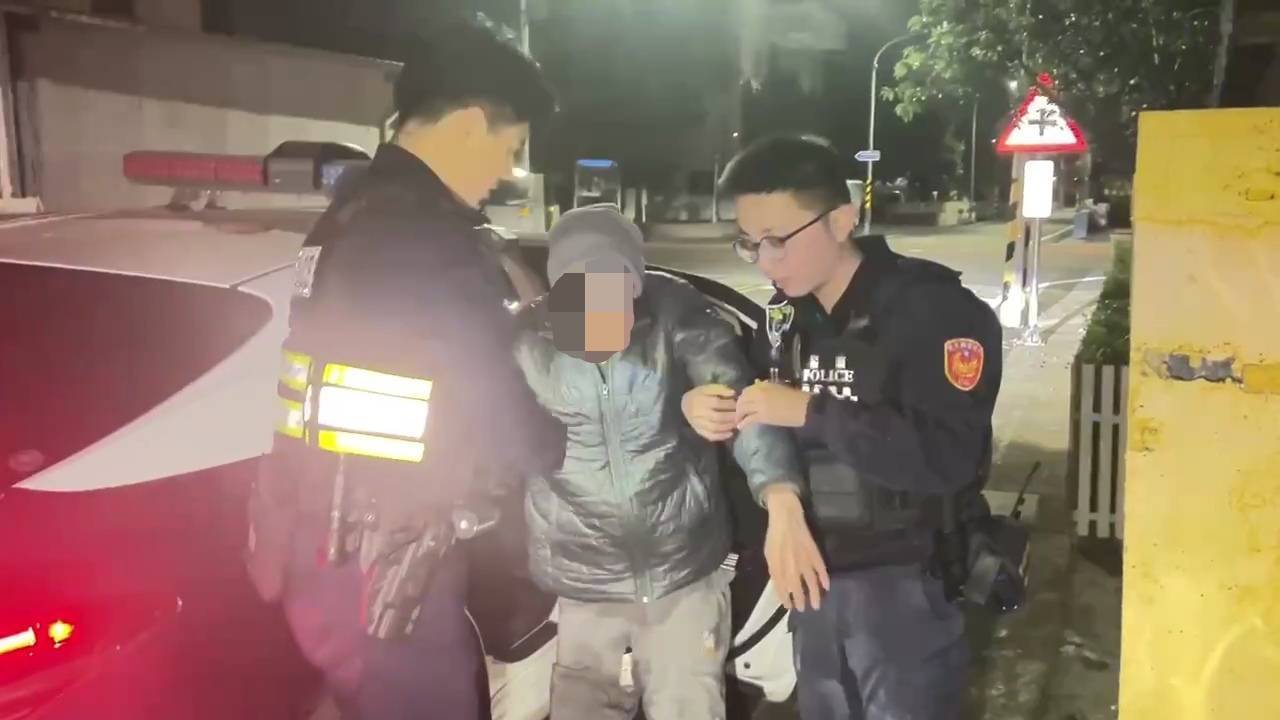 9旬翁腿無力「卡」路中險象環生，池上警伸援手護送他平安返家