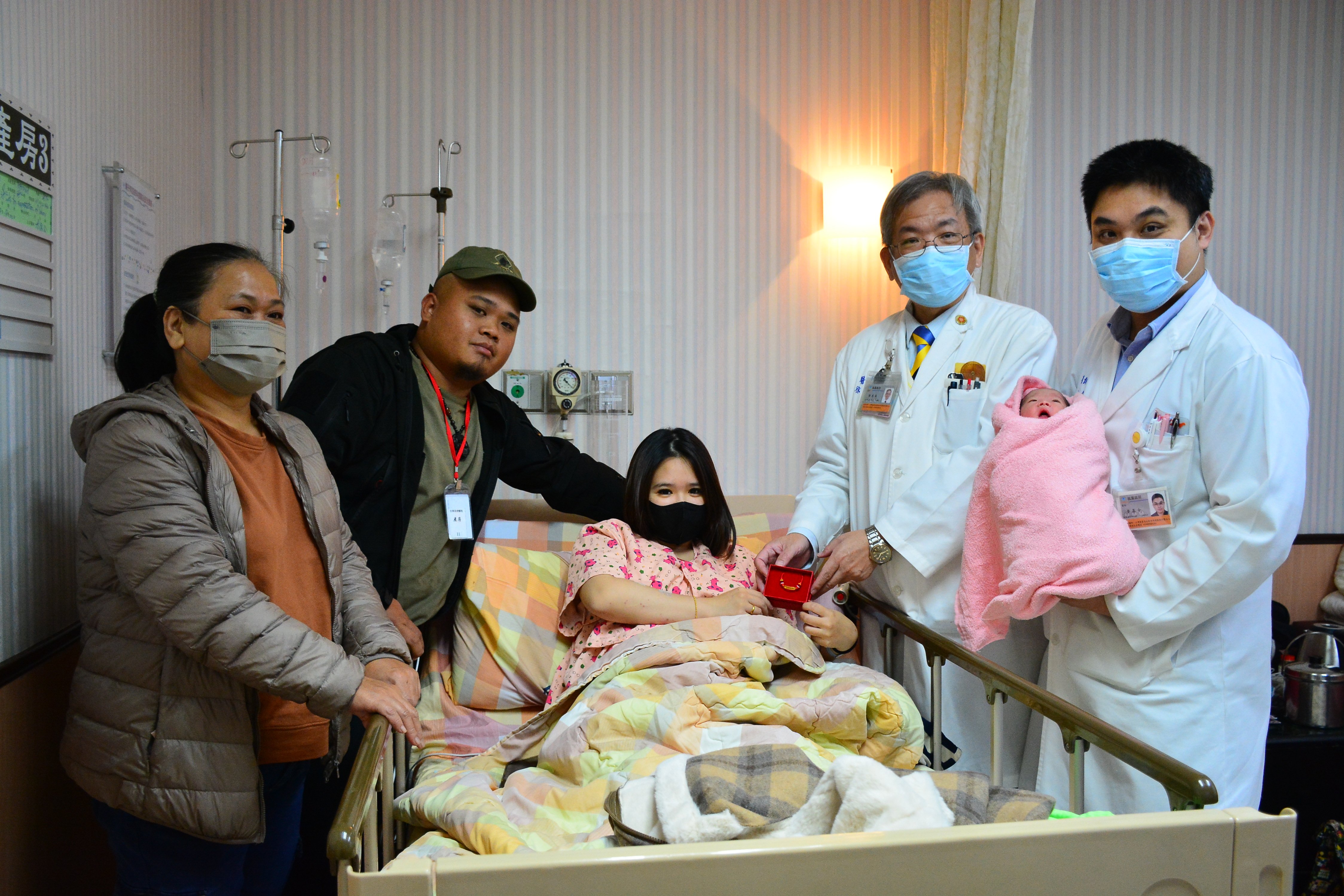醫師李晟令「接生破千」台東馬偕贈幸運兒金手錬