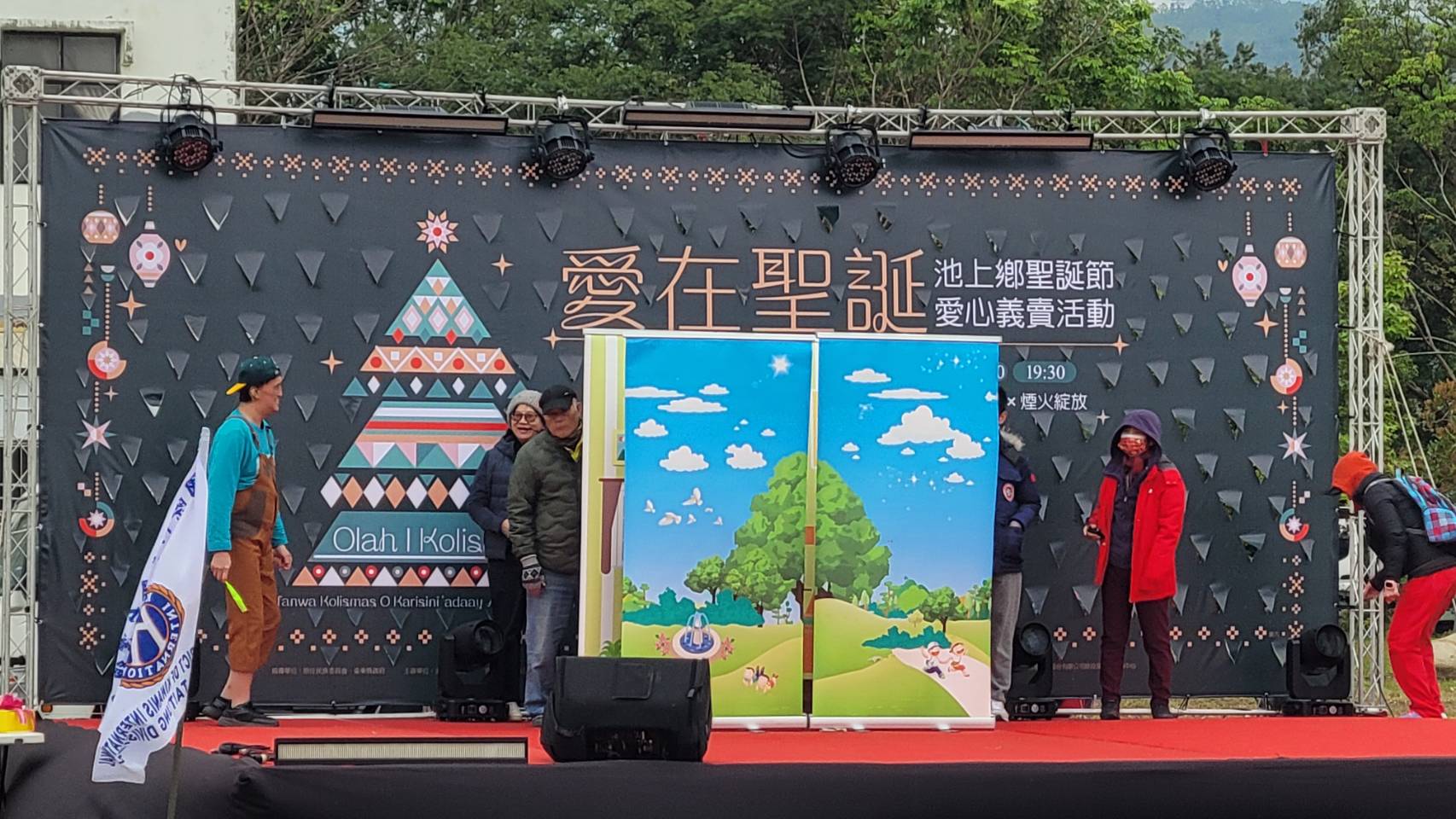 池上舉辦「愛在聖誕-愛心義賣活動」，警扮耶誕老人宣講防詐、交安及反毒