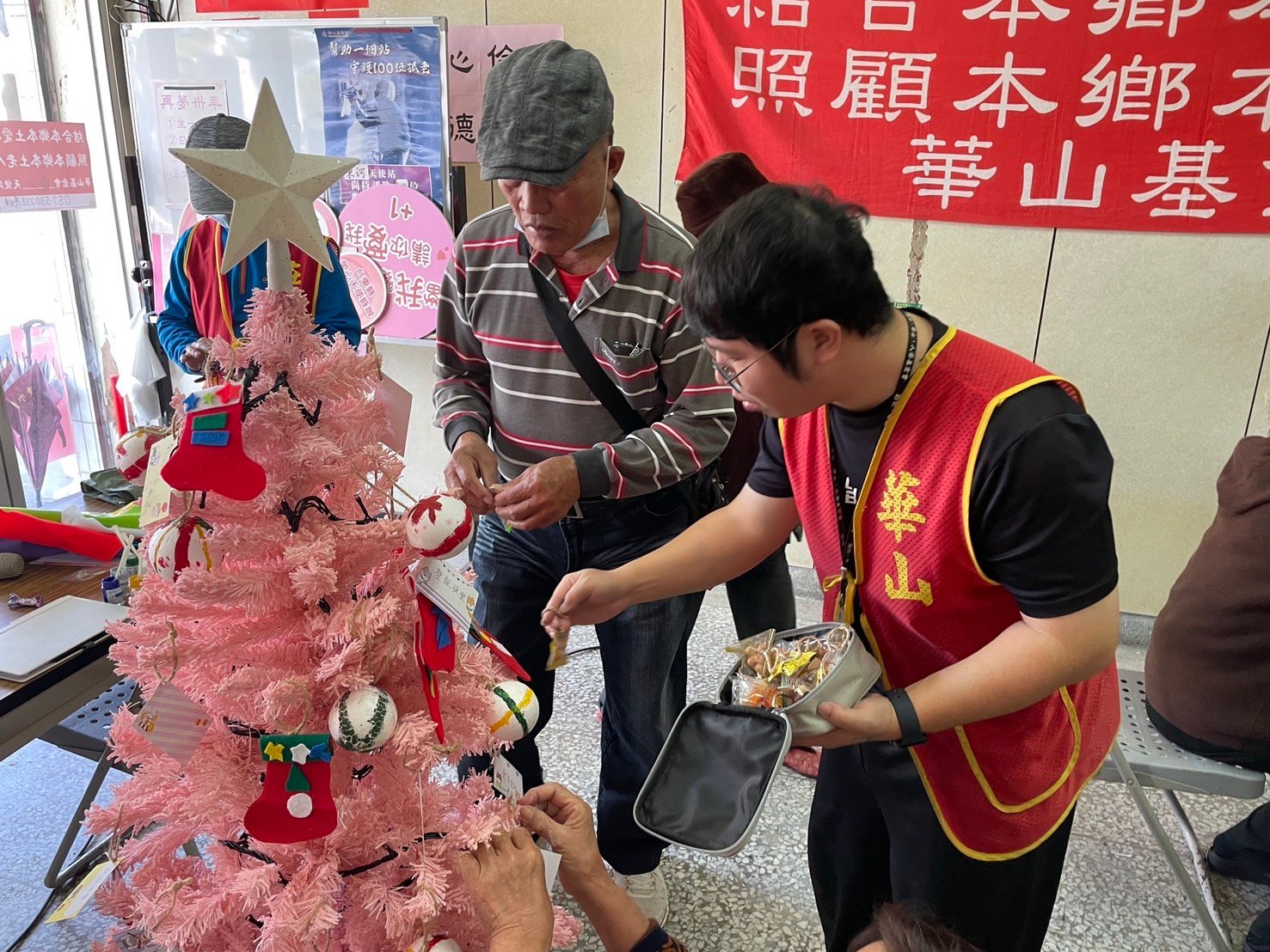 華山東河站13週年感恩茶會 聖誕點燈照亮爺奶心