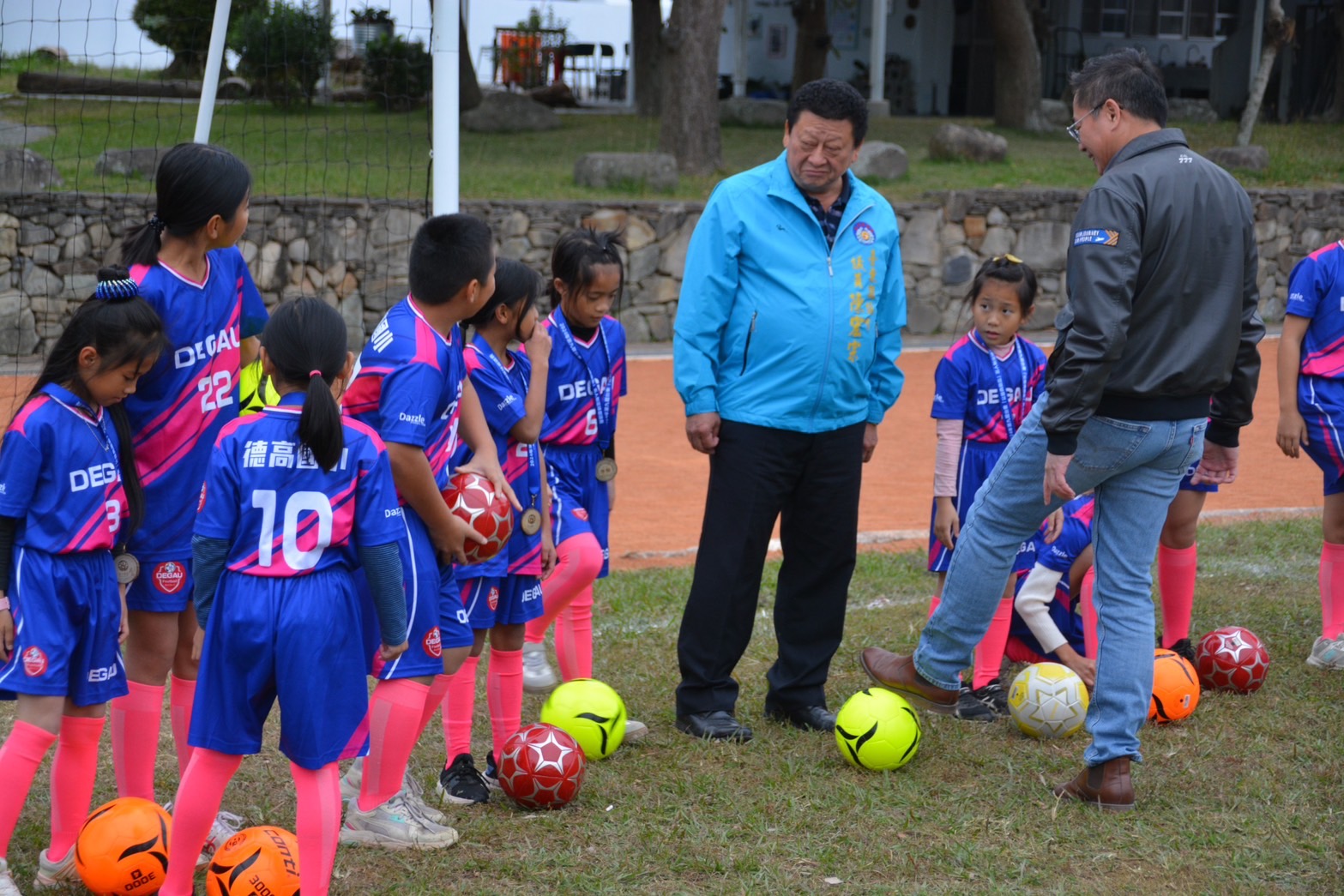 棒球選手潘傑楷母校推廣足球　縣議員爭取設置足球門助攻