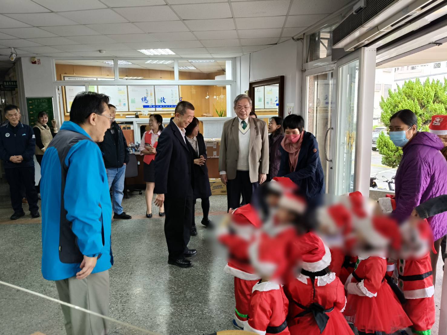 萌娃報佳音，警局變歡樂海洋！警察暖心送糖果回饋童心