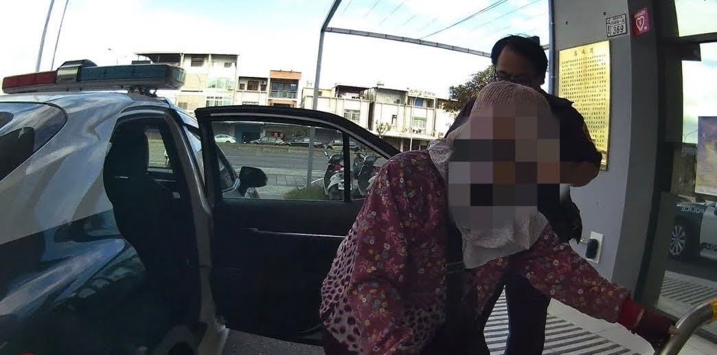 高齡失智老婦迷路，警協助找回家的路