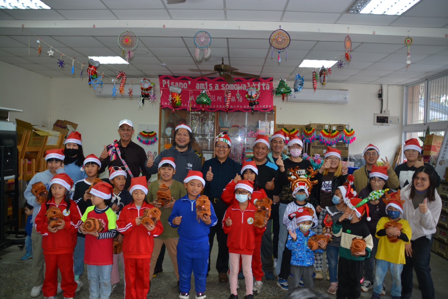 寒風中科技公司組團到花東傳遞暖流　校園和文健站歡喜迎接聖誕祝福