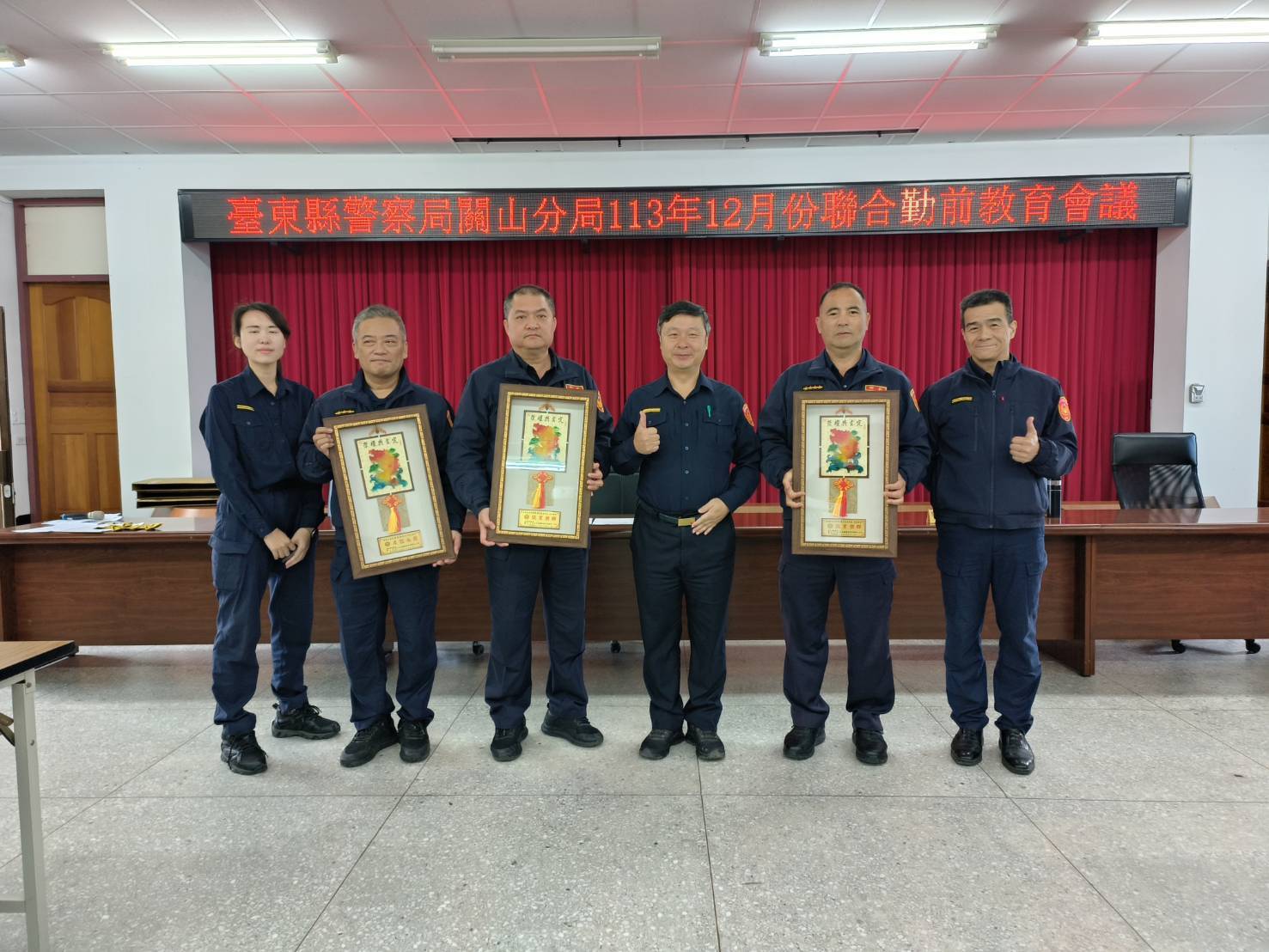 頒「榮耀與肯定」紀念匾額予榮退員警，完成階段性任務續開創人生第二春