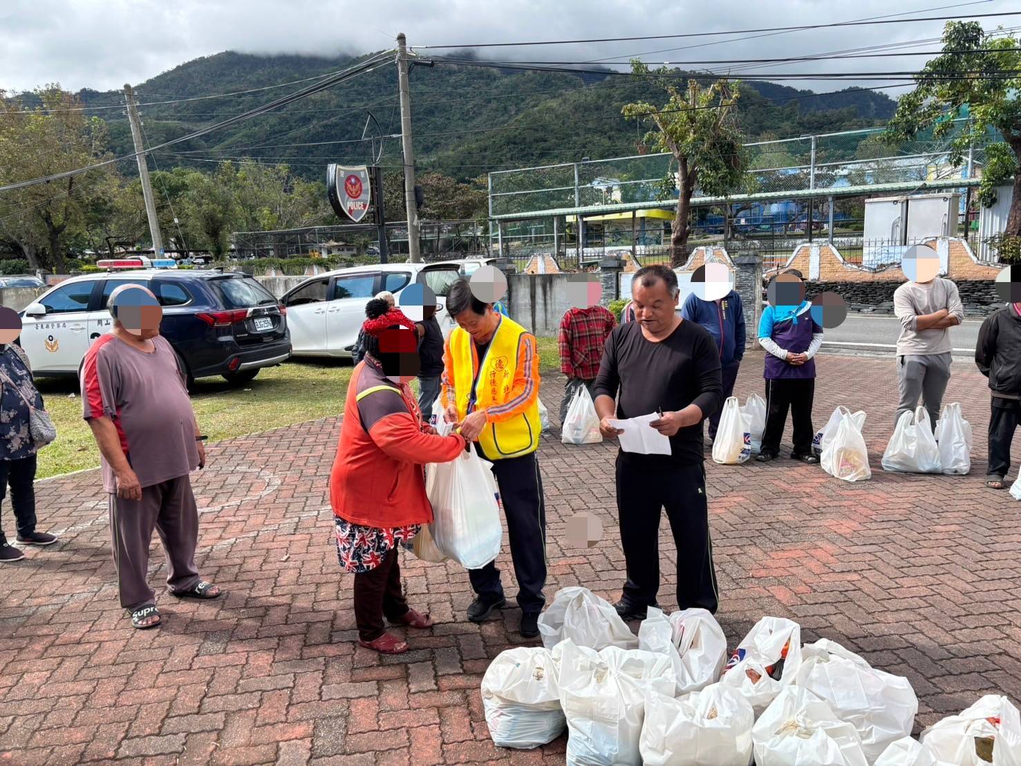 關警愛心牽引善士送暖 ，「行德慈善會」寒冬贈物資