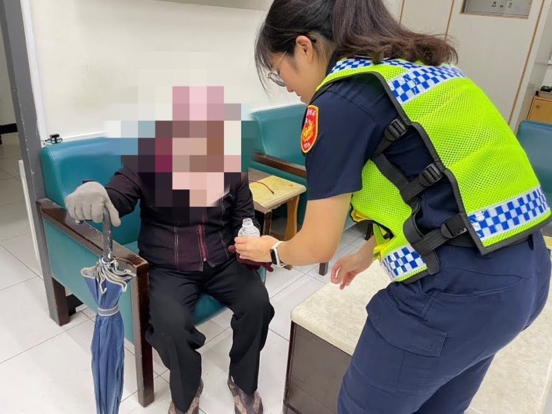 八旬婦體力不支獨坐十字路口　暖警熱心助返家