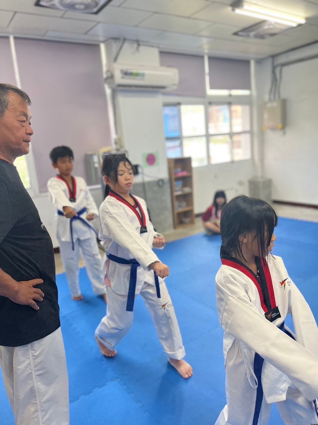 基金會贊助教練師長陪伴　東清國小飄洋過海跆出佳績