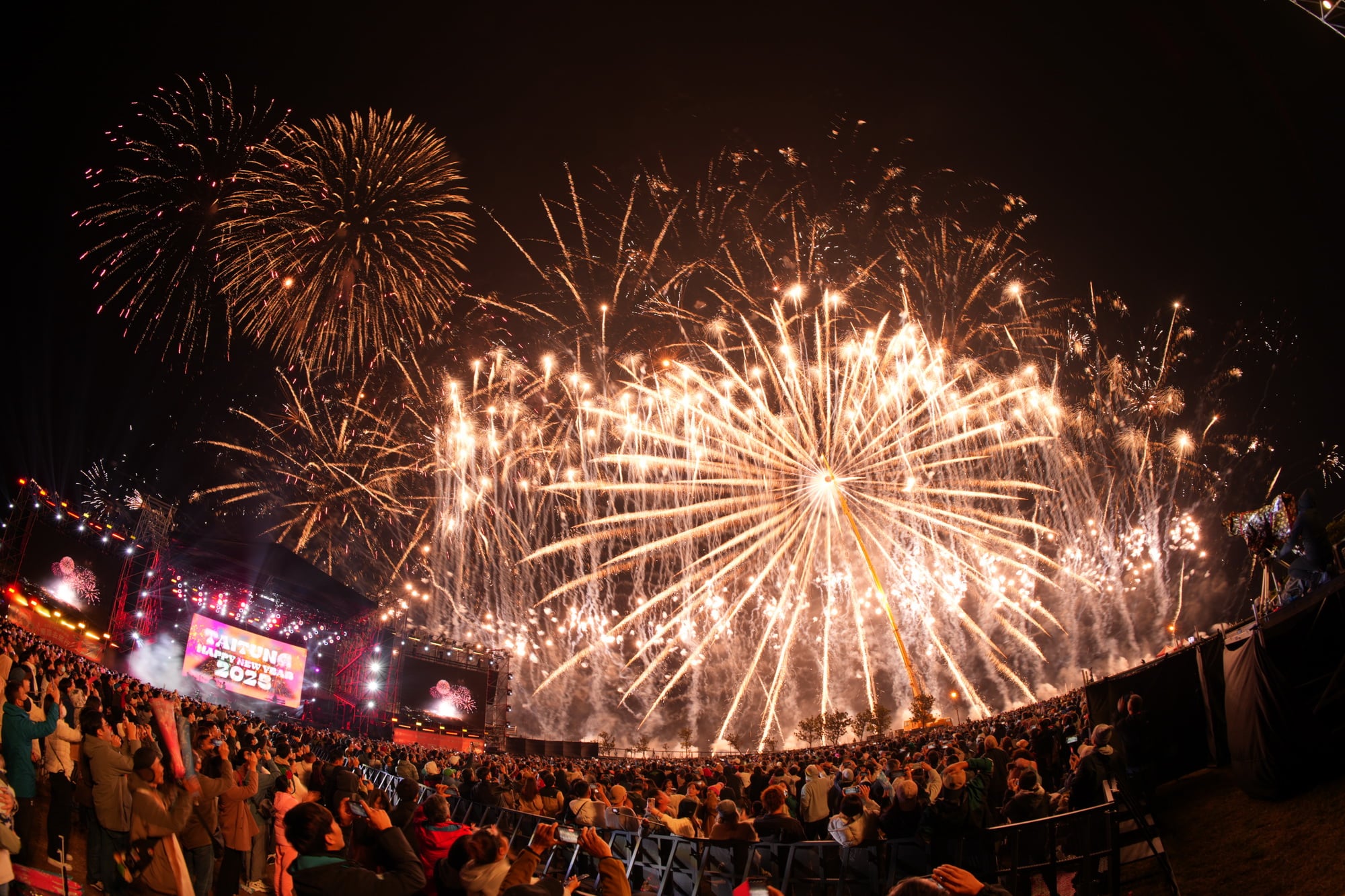 2025台東跨年晚會嗨翻海濱公園！逾5.5萬人齊聚一同喜迎金蛇年