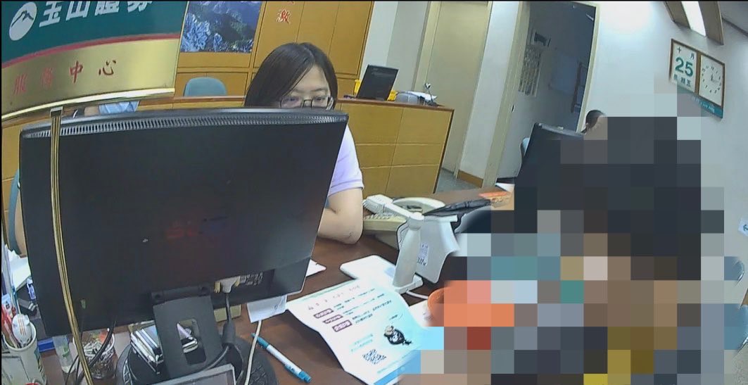 警銀合作即時防堵，婦人免於網購詐騙