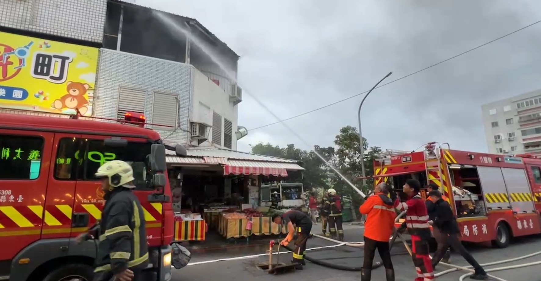 三層透天厝竄出火苗　消防人員馳援滅火