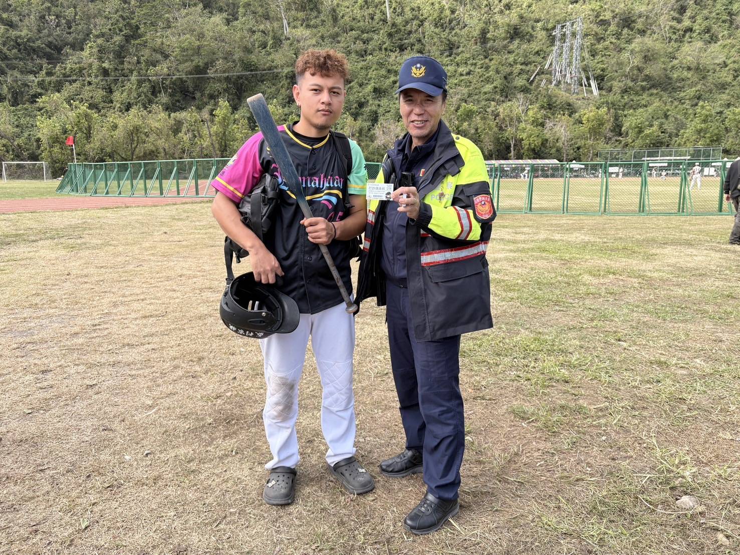 宣傳「打詐儀錶板」關警出擊，鄉長盃壘球賽「掃碼」保財安