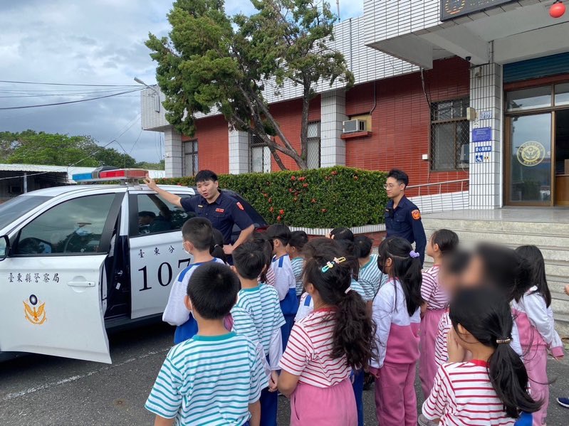 小小警察初次體驗,國小生參訪派出所