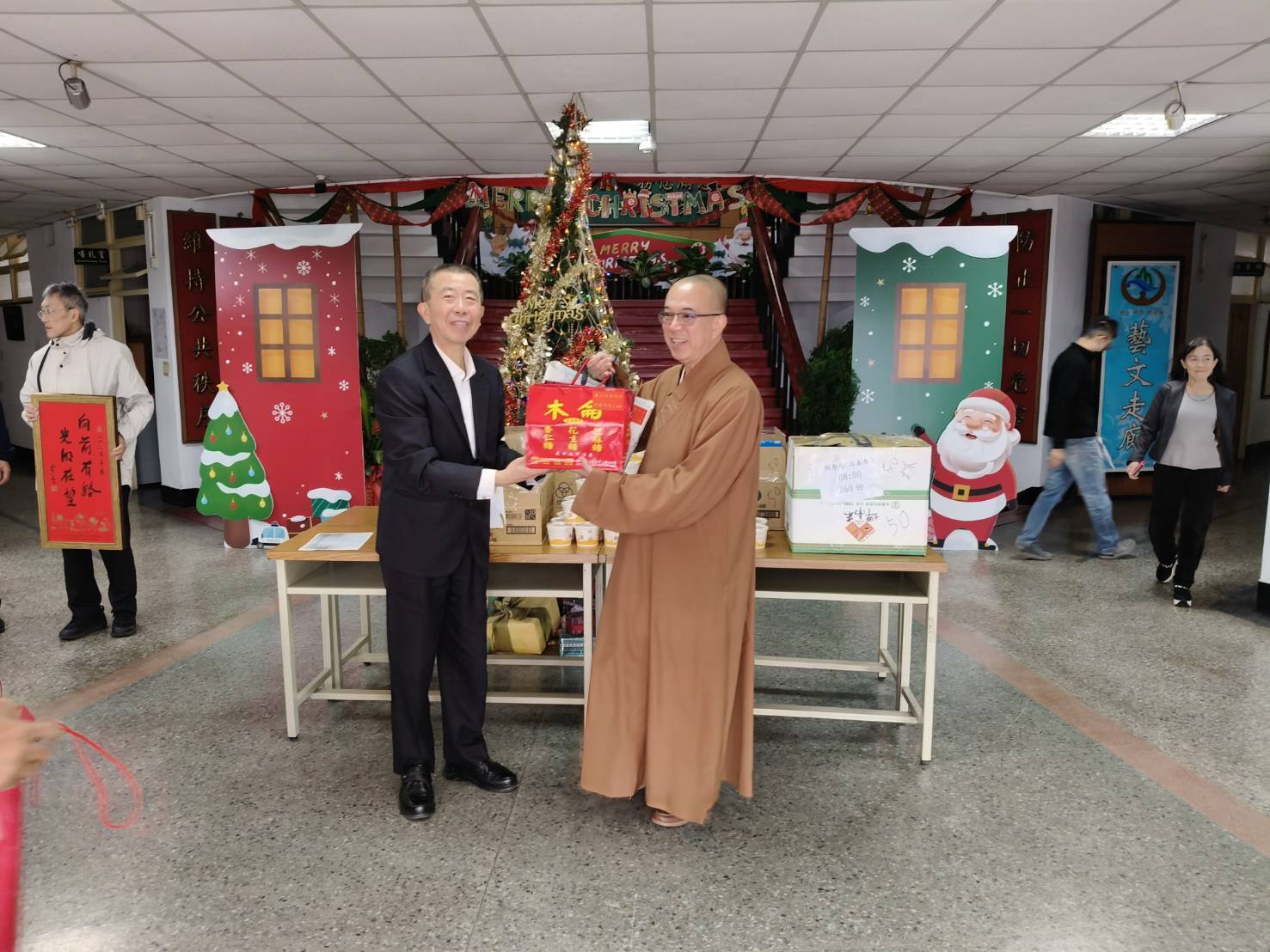 佛光山臺東日光寺贈送臘八粥與波麗士結緣