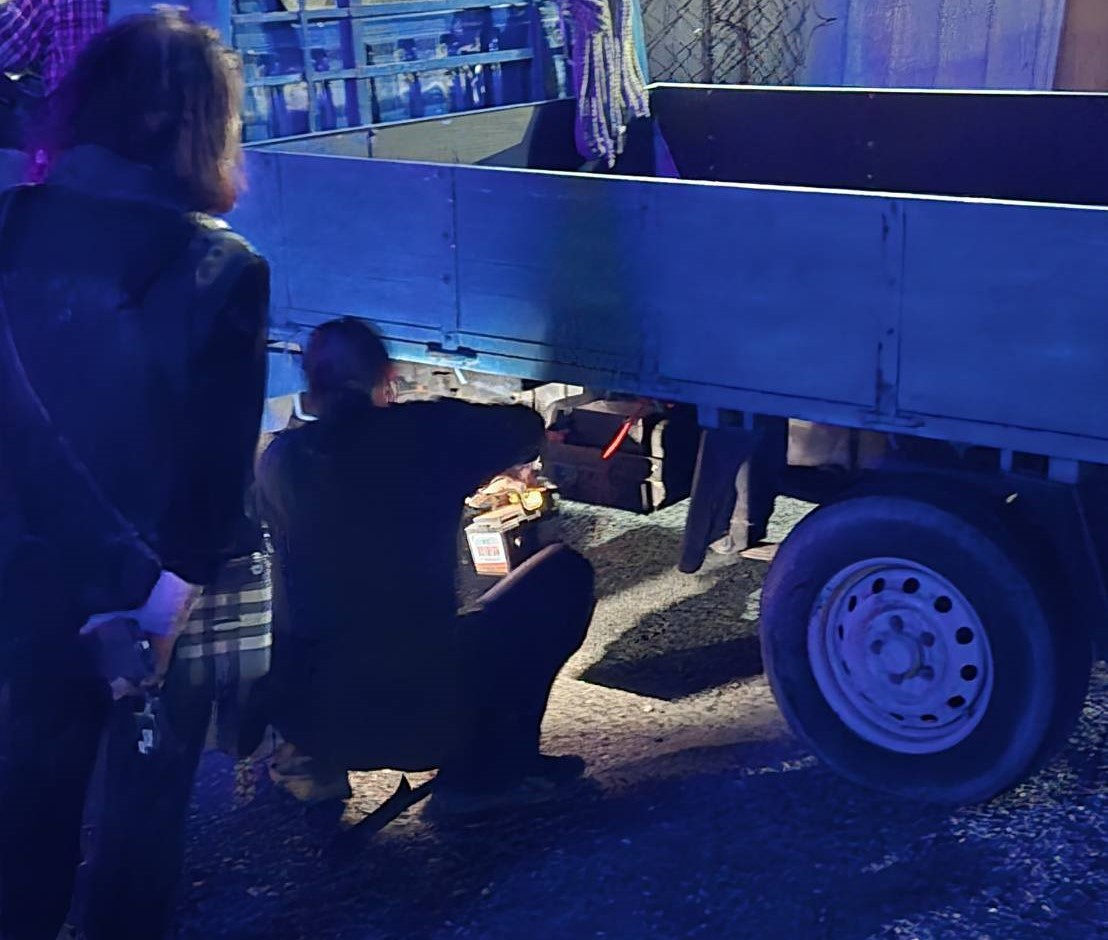 返家途中車輛沒電拋錨　警協助接電救援