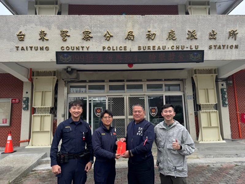 鄉長親赴所轄派出所致贈春節慰問品