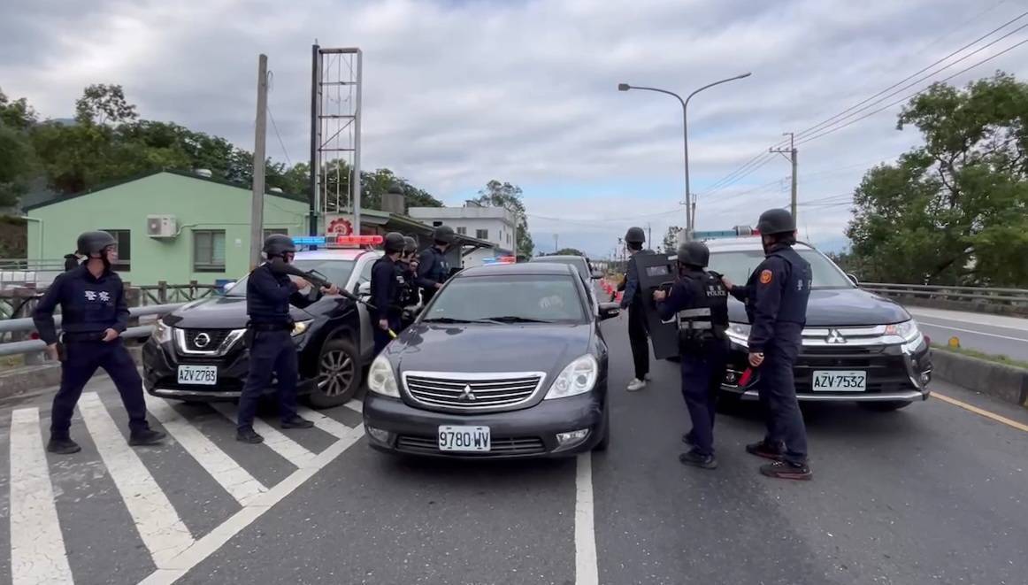 農曆年前實施「攔截圍捕演練」! 關警統合力量 展現維護治安決心