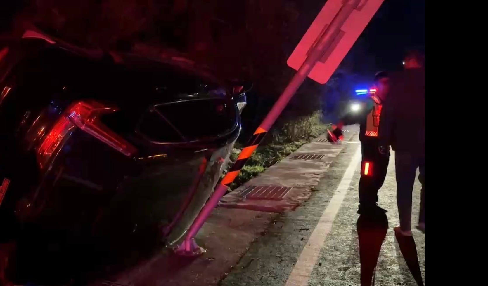 離奇翻車休旅車「卡告示牌與山壁間」! 幾分鐘前才與車碰撞
