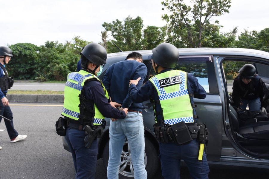 臺東警察分局實施「防搶演練」讓民眾安心過好年