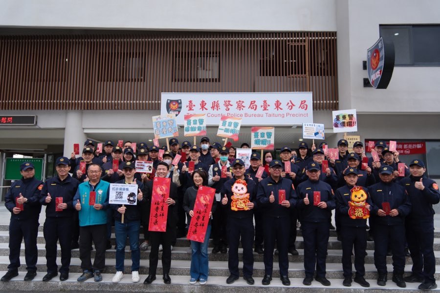 新春迎蛇年縣長走訪各地，親慰問東警同仁堅守崗位
