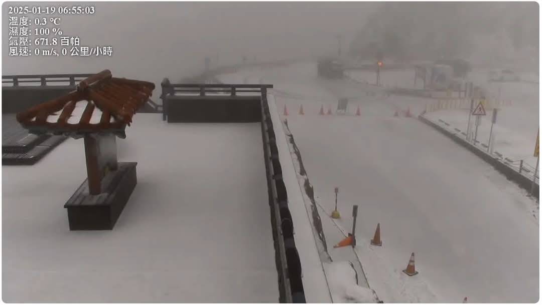 合歡山今日清晨下雪了! 5時起持續下雪 積雪約0.8公分
