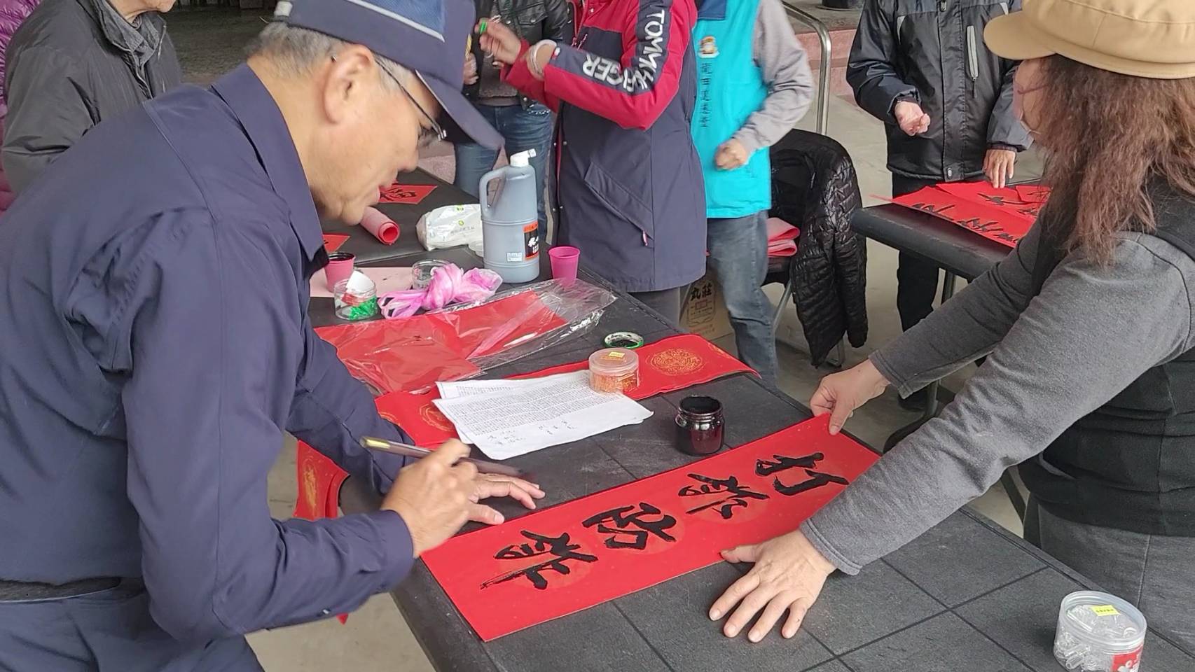 所長受邀揮毫贈民免費春聯,「打詐防詐、人人有責」率隊宣講