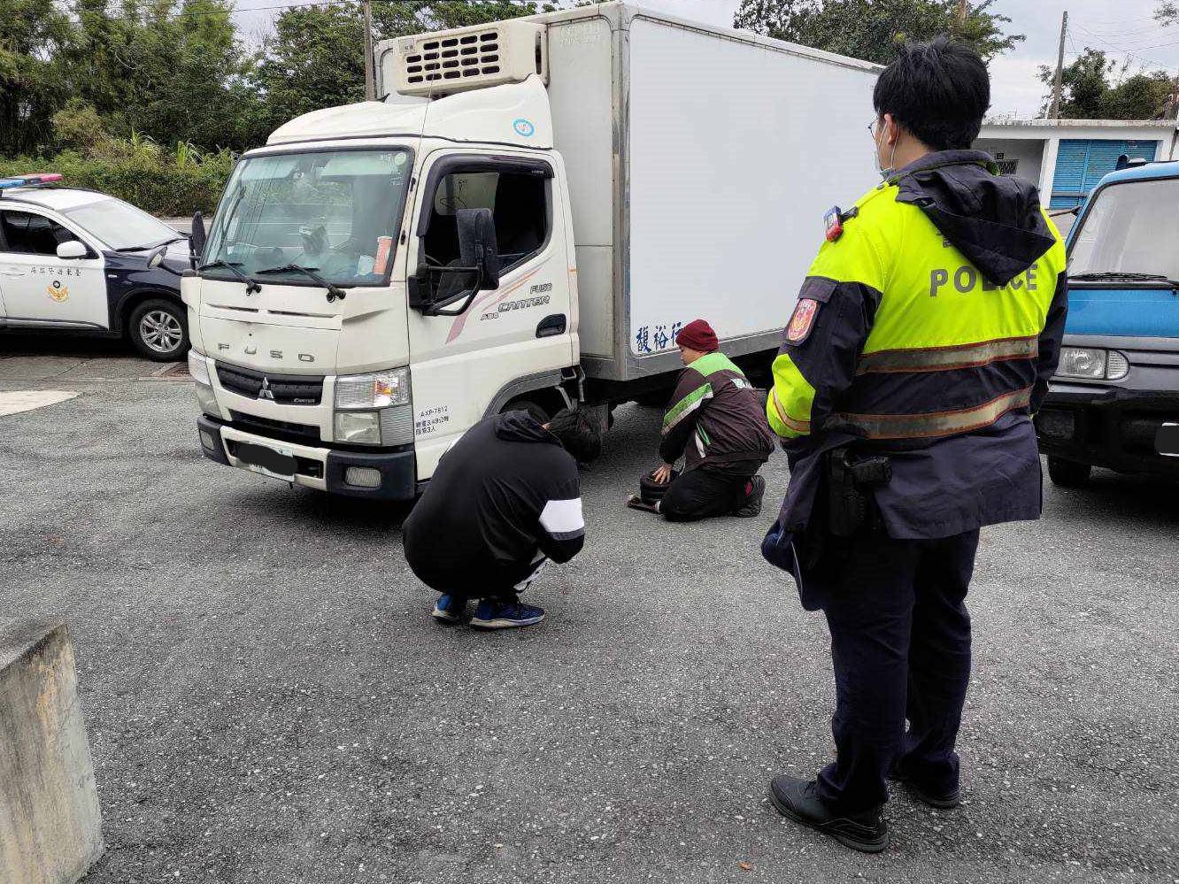 即時救援最暖心 貨車拋錨警方展現服務熱忱